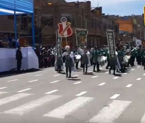 Desfile escolar por el CCCLI aniversario de Puno